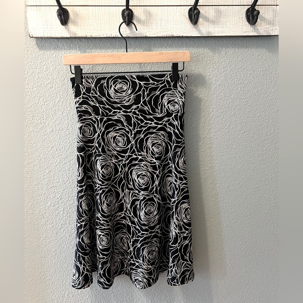 LulaRoe black and white roses, mid length skirt. xsmall